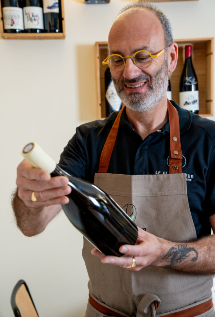 Gilles gérant et sommelier au Flaconneur - cave à vins naturels à Rignac