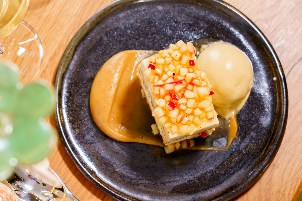 Dessert au Flaconneur : Entremets pomme aux épices “Bulgares”, glace caramel beurre salé.