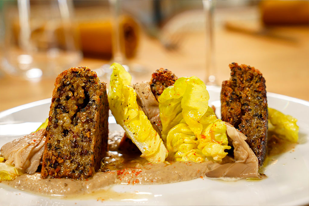 Entrée au Flaconneur : Galette de quinoa, crème de pleurotes et pickles de pleurotes.